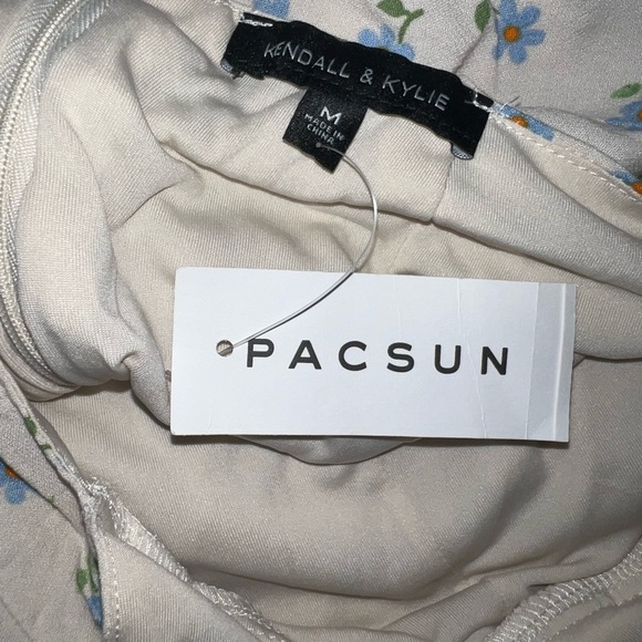 Kendall/Kylie Flower Dress - Picture 3 of 3